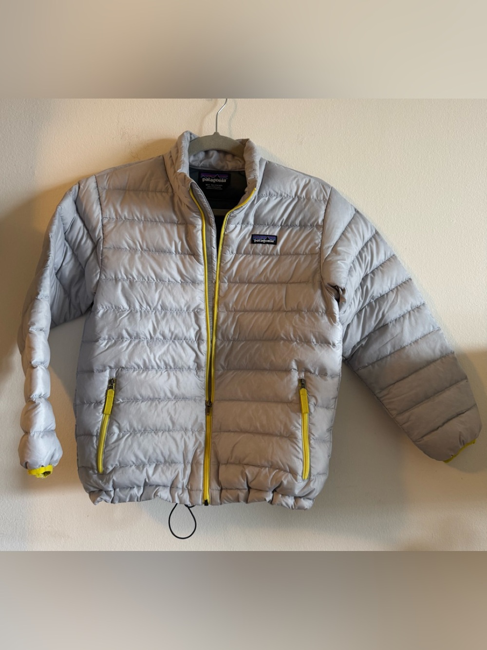 Patagonia Kids Light Gray Puffer Jacket with Yellow Zippers Size  kids M 10.